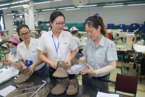 xuc dong hinh anh canh sat co dong nen dau cuu cdv nhi o san thien truong