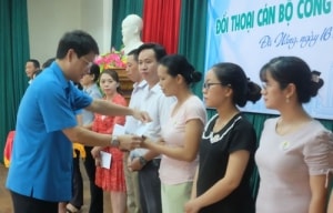 xuc dong hinh anh canh sat co dong nen dau cuu cdv nhi o san thien truong