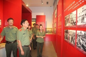 trung bay ban chup toan van 10 trang di chuc chu tich ho chi minh