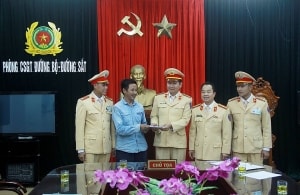 csgt so 6 tpha noi tra lai so tien gan 50 trieu dong cho nguoi danh roi