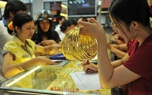 cap nhat gia vang cuoi ngay 303 nguoc chieu chau a vang trong nuoc bat tang den 450000 dongluong