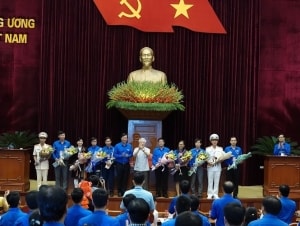 trao giai cho cac tac pham chu de hoc tap va lam theo bac
