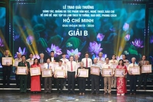 thang nam va dao ly dan toc an qua nho nguoi trong cay