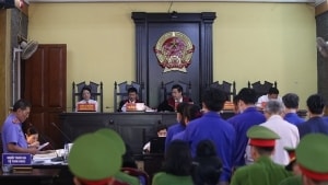 phat nguyen can bo thanh tra tinh hoa binh 30 nam tu ve toi lua dao