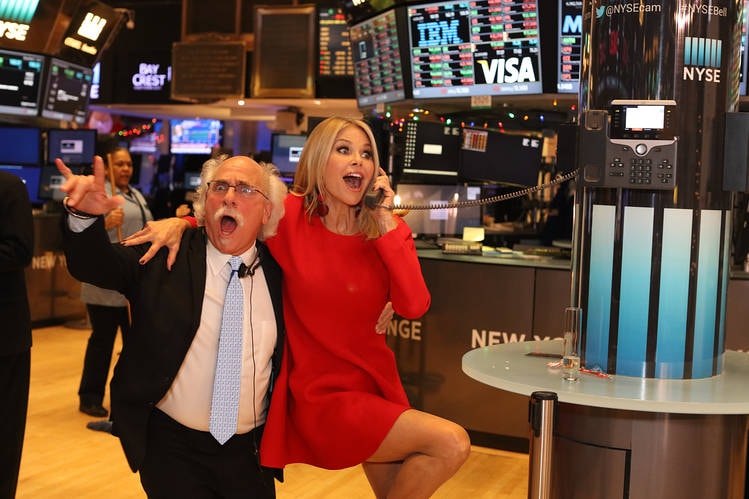 Dow Jones lần đầu vượt mốc 34.000, chứng khoán Mỹ thăng hoa giữa loạt tin tức lạc quan - Ảnh 1.