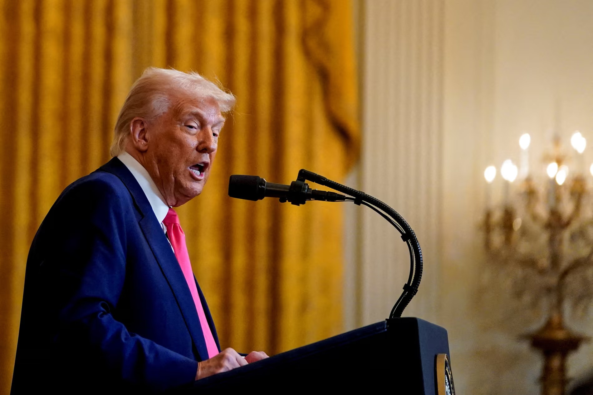 Trump hoãn thuế với hàng loạt quốc gia ngoại trừ Trung quốc