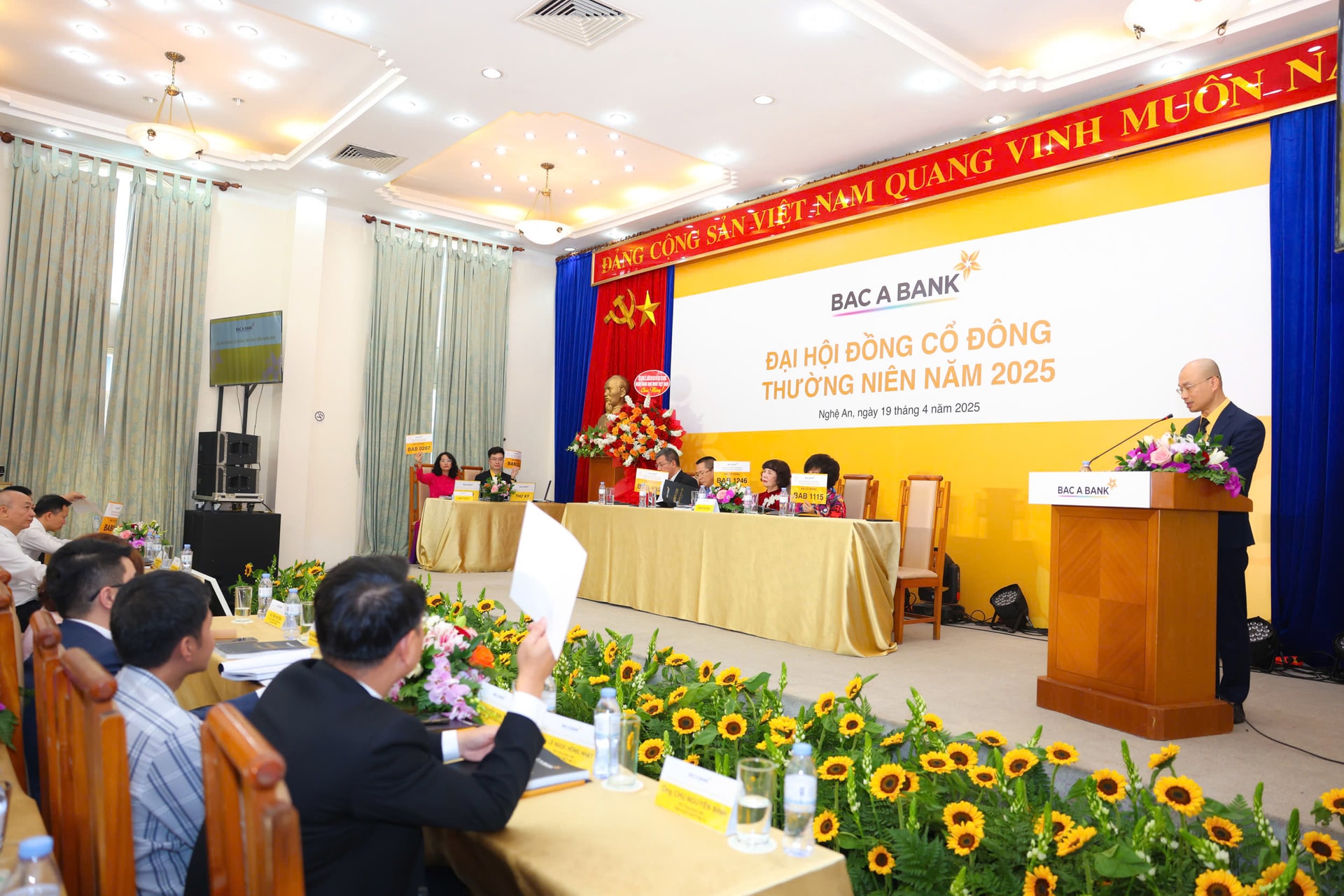 Ban Điều hành BAC A BANK nhất trí cao với định hướng xuyên suốt là xây dựng và phát triển ngân hàng theo hướng đa năng (1)