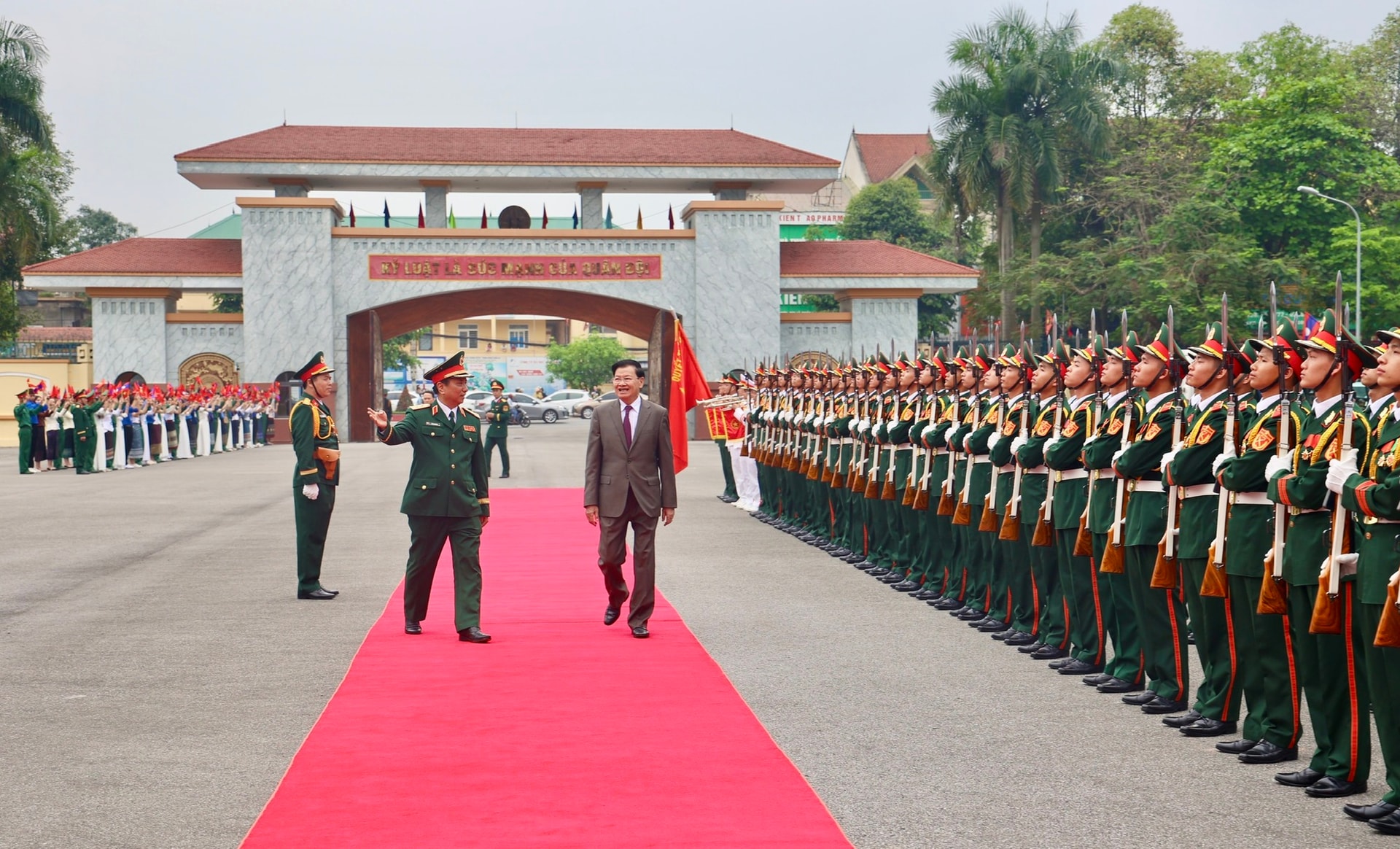 Tổng Bí thư, Chủ tịch nước Lào đến Việt Nam dự Lễ kỷ niệm 30/4- Ảnh 5. Tổng Bí thư, Chủ tịch nước Lào đến Việt Nam dự Lễ kỷ niệm 30/4- Ảnh 5.