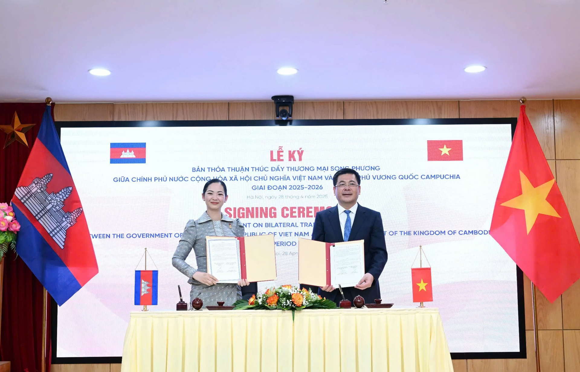 Việt Nam - Campuchia ký thỏa thuận thương mại ưu đãi thuế quan đặc biệt- Ảnh 1. Việt Nam - Campuchia ký thỏa thuận thương mại ưu đãi thuế quan đặc biệt- Ảnh 1.
