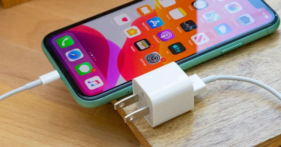 iPhone cắm sạc