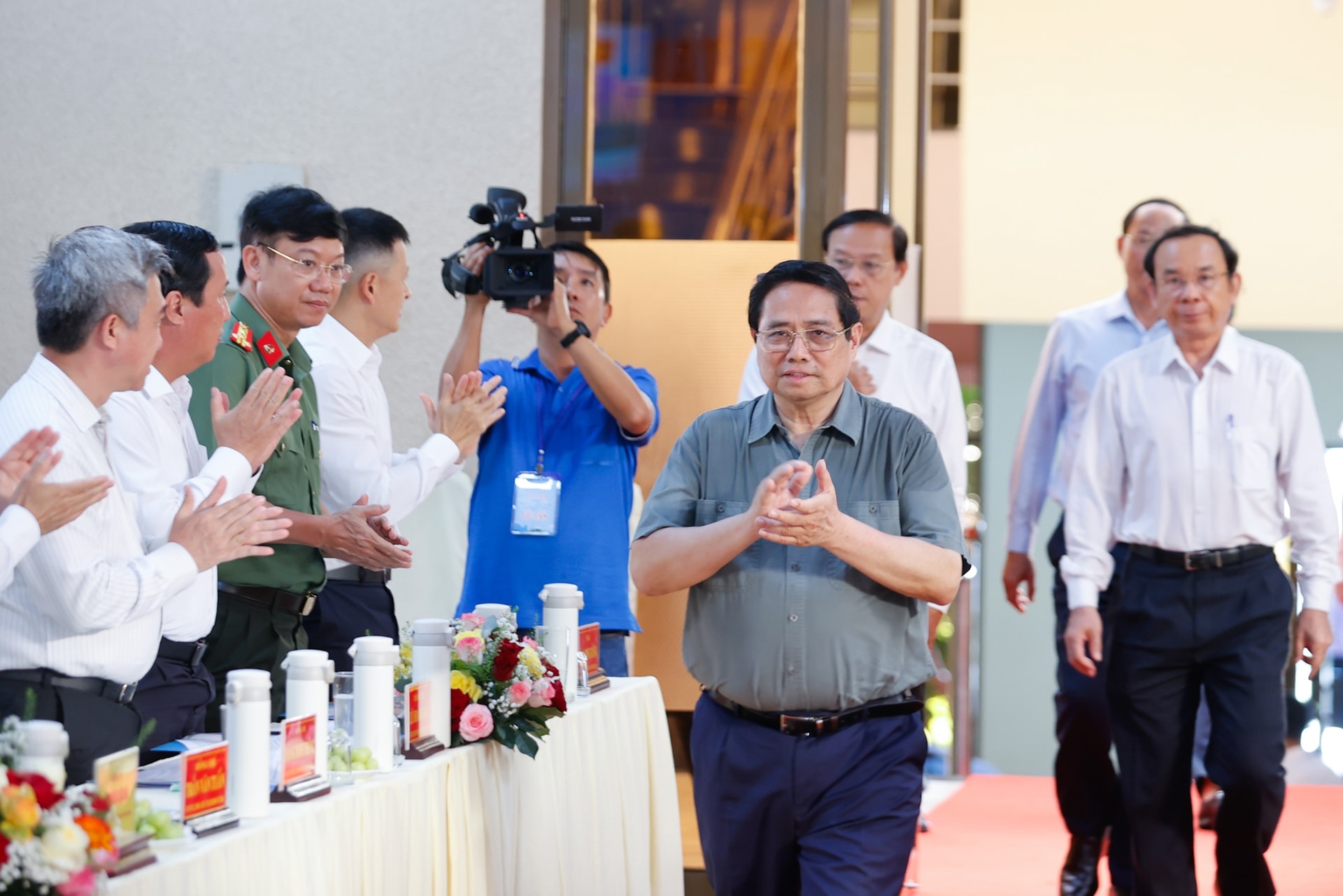 Thủ tướng: Thần tốc, táo bạo xây dựng Côn Đảo sáng, xanh, sạch, đẹp, hiện đại, tầm cỡ quốc tế và bảo đảm an ninh quốc phòng- Ảnh 1. Thủ tướng: Thần tốc, táo bạo xây dựng Côn Đảo sáng, xanh, sạch, đẹp, hiện đại, tầm cỡ quốc tế và bảo đảm an ninh quốc phòng- Ảnh 1.