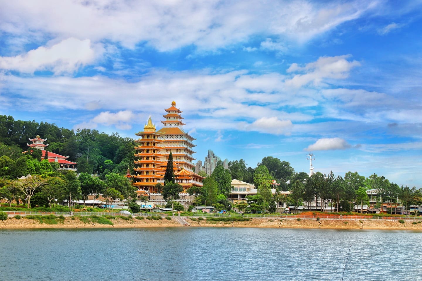 Chùa Vạn Linh và tháp chuông 9 tầng