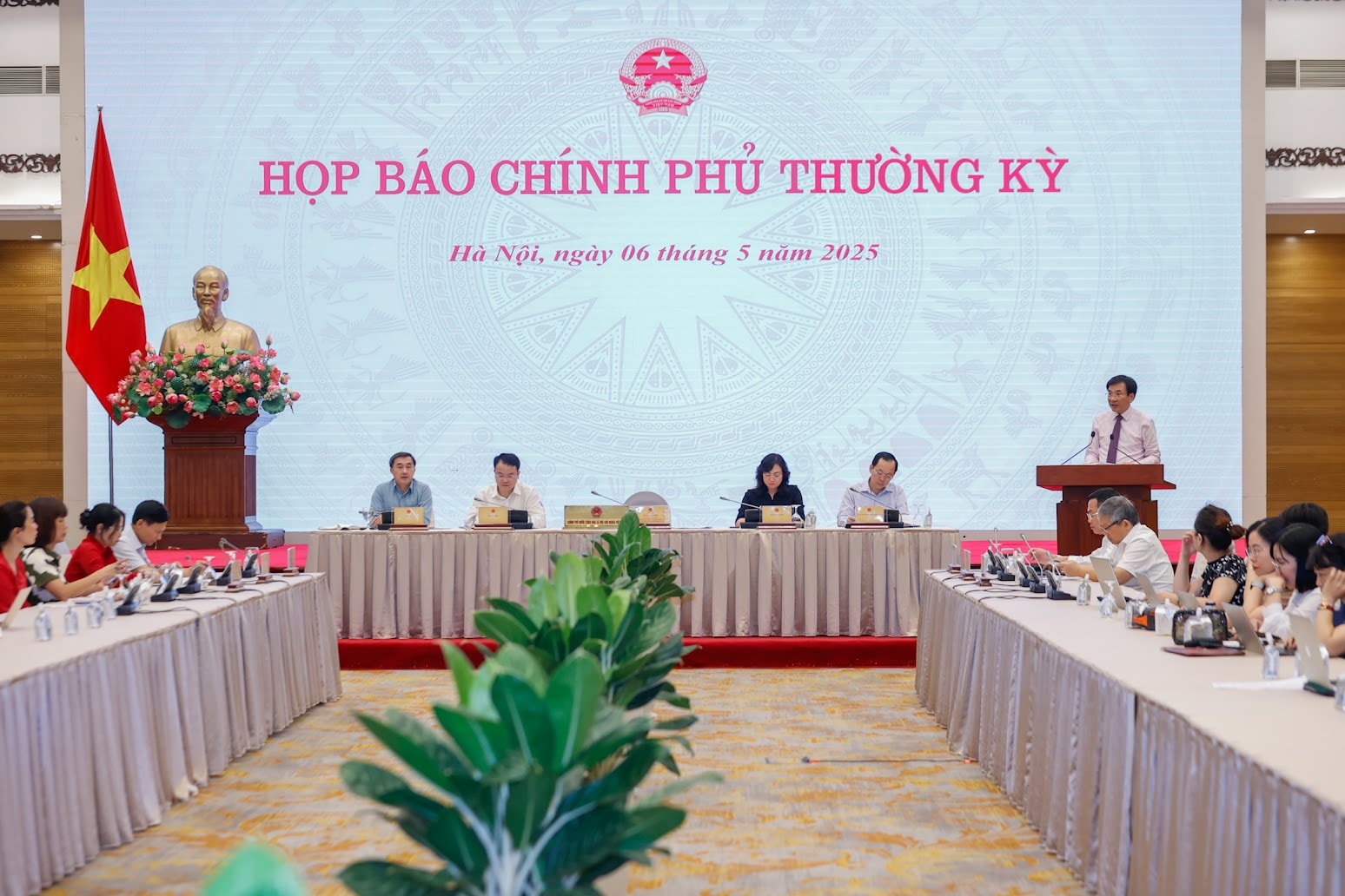 họp báo chính phủ thường kỳ tháng 4