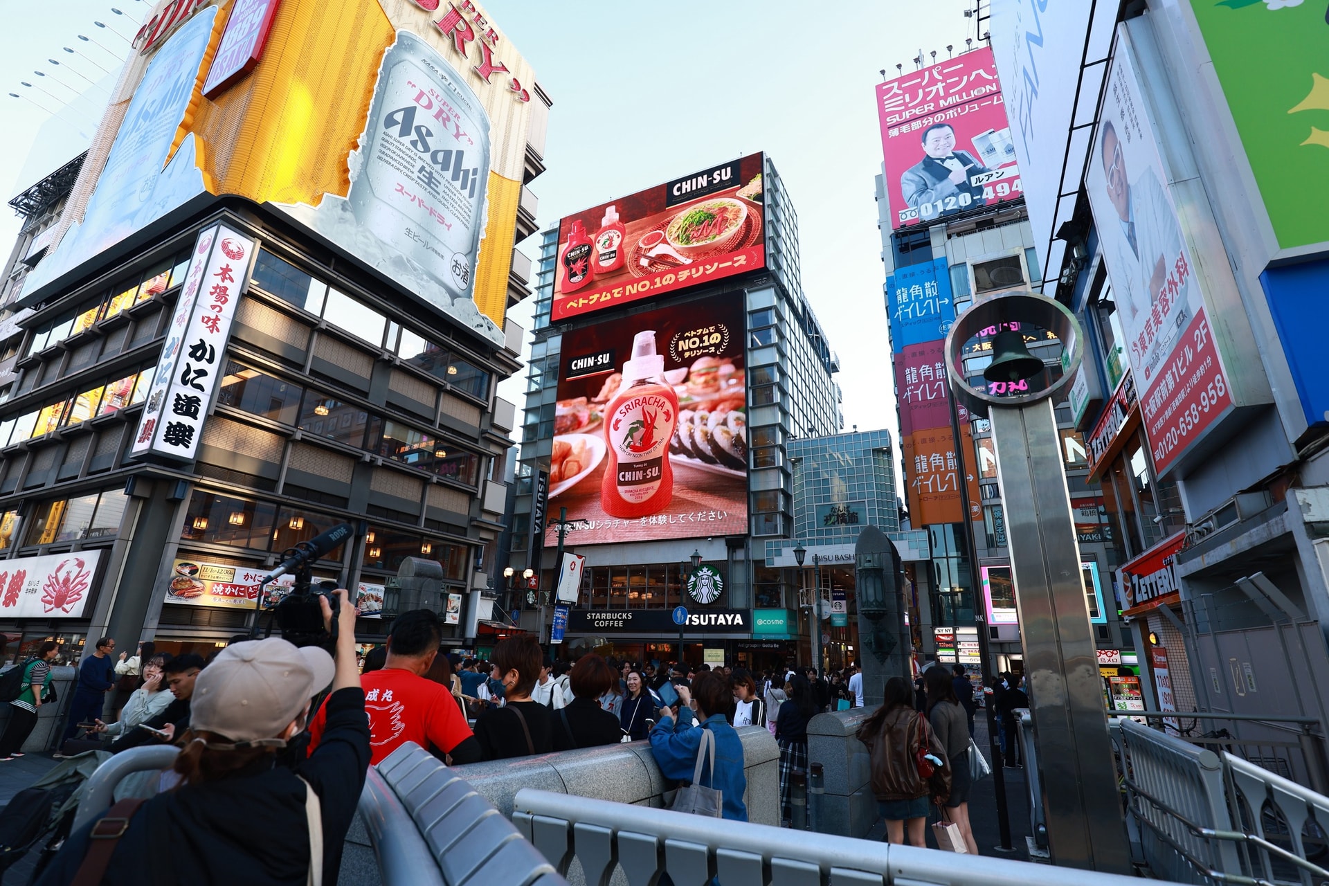 Tương ớt Chin-su xuất hiện hoành tráng tại khu phố ẩm thực sôi động Dotonbori, Osaka (1) (1) (1)
