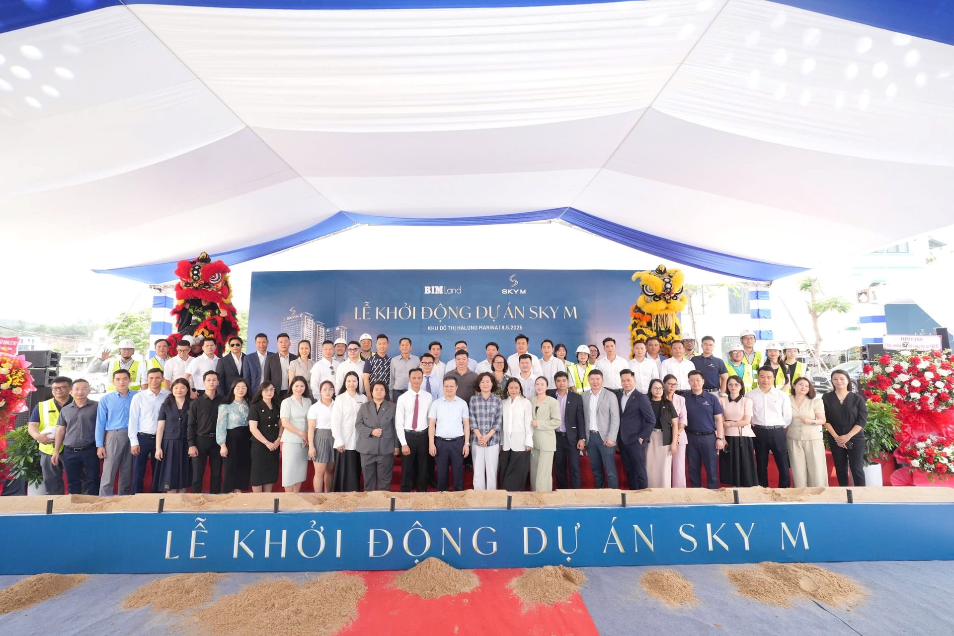 Đại diện BIM Land cùng các đối tác chụp ảnh lưu niệm