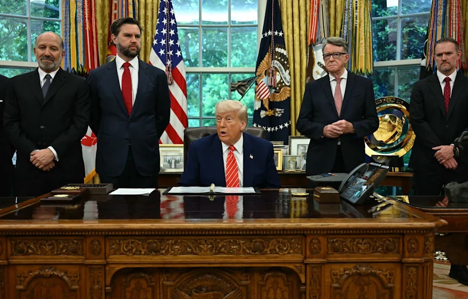 tong-thong-trump-tai-phong-bau-duc.jpg