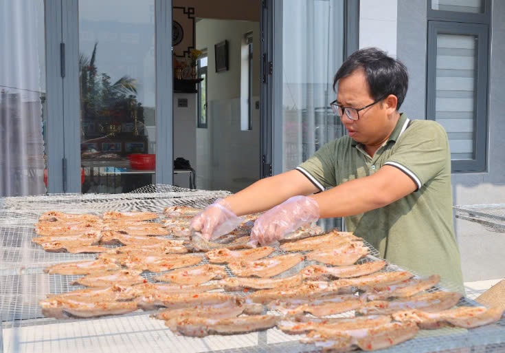 Anh Trần Thanh Tiền- Giám đốc HTX nuôi trồng và chế biến thuỷ sản Thanh Tiền phơi cá khô