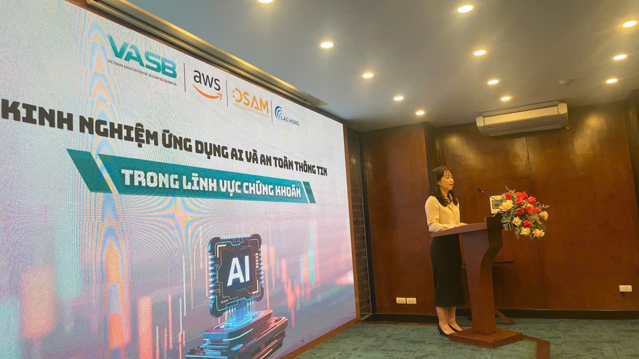 Bà Hoàng Hải Anh, Phó Chủ tịch kiêm Tổng thư ký VASB phát biểu đề dẫn hội thảo