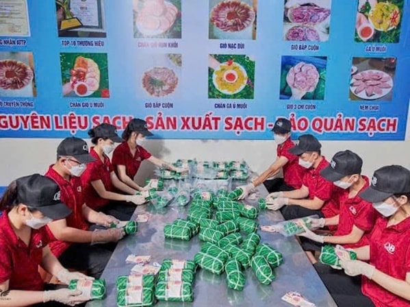 Cơ sở sản xuất giò bê của anh Lê Hải Quân ở xã Kim Liên, huyện Nam Đàn tạo thu nhập ổn định cho nhiều lao động địa phương