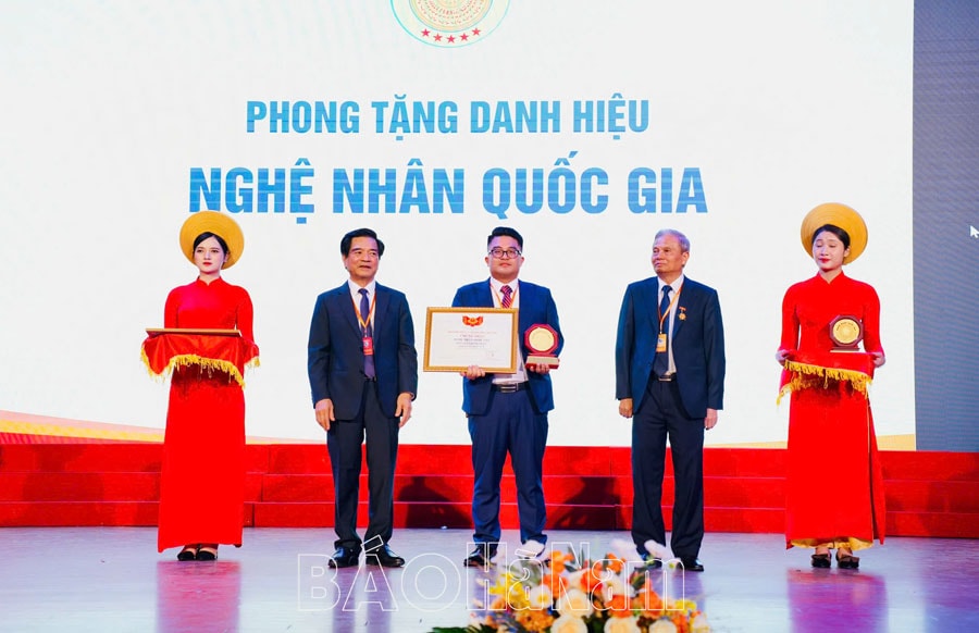 Anh Trần Đăng Nhàn được phong tặng danh hiệu Nghệ nhân quốc gia về trà sen