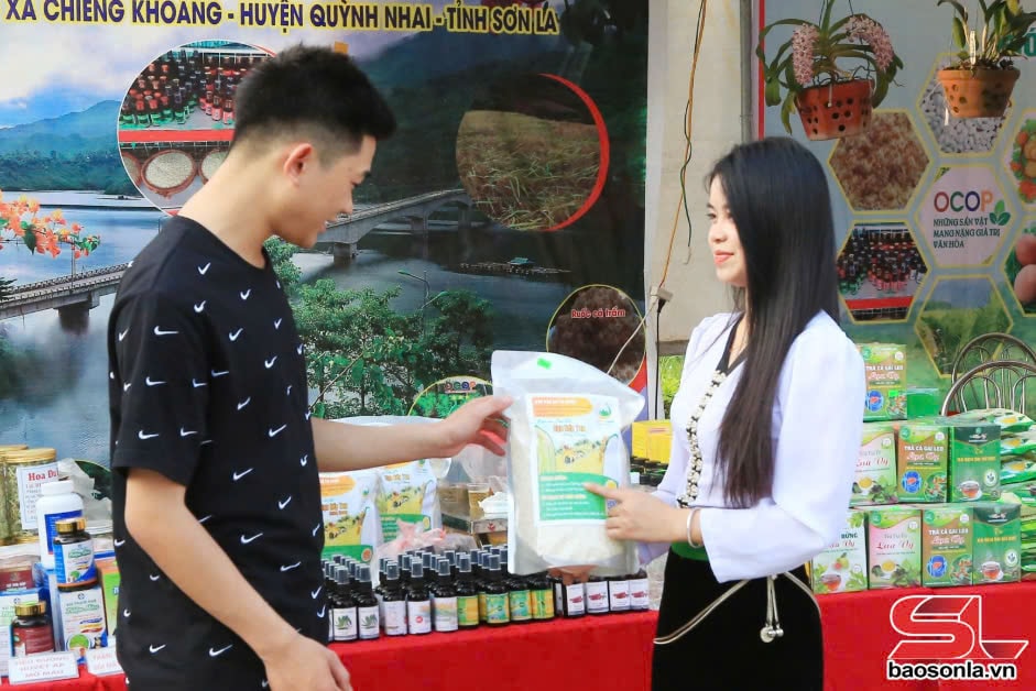 Thành viên HTX Tú Châu, xã Chiềng Khoang giới thiệu sản phẩm OCOP