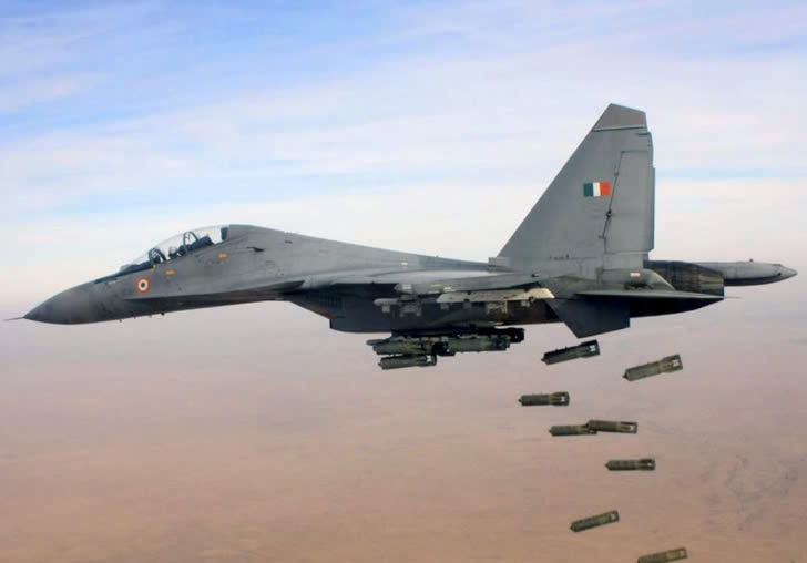 SU 30 thả bom