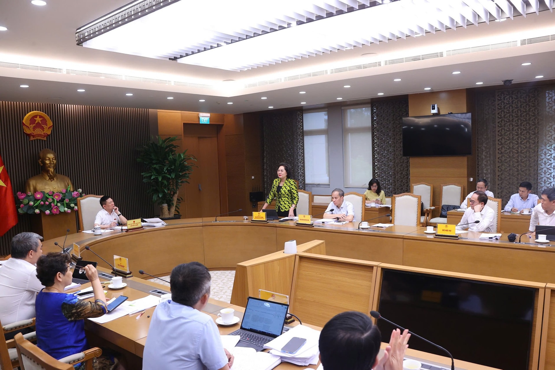 Phó Thủ tướng Hồ Đức Phớc chủ trì họp phân cấp, phân quyền gắn với phân định thẩm quyền trong lĩnh vực tài chính, ngân hàng- Ảnh 4. Phó Thủ tướng Hồ Đức Phớc chủ trì họp phân cấp, phân quyền gắn với phân định thẩm quyền trong lĩnh vực tài chính, ngân hàng- Ảnh 4.