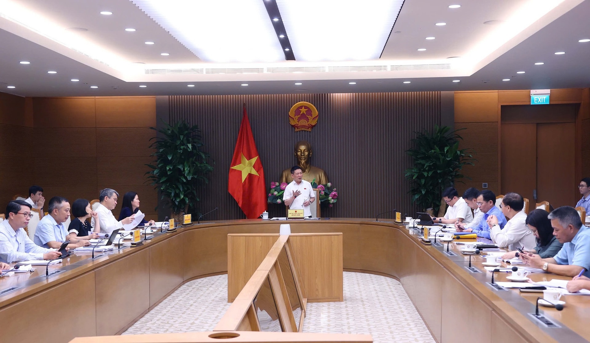 Phó Thủ tướng Hồ Đức Phớc chủ trì họp phân cấp, phân quyền gắn với phân định thẩm quyền trong lĩnh vực tài chính, ngân hàng- Ảnh 1. Phó Thủ tướng Hồ Đức Phớc chủ trì họp phân cấp, phân quyền gắn với phân định thẩm quyền trong lĩnh vực tài chính, ngân hàng- Ảnh 1.