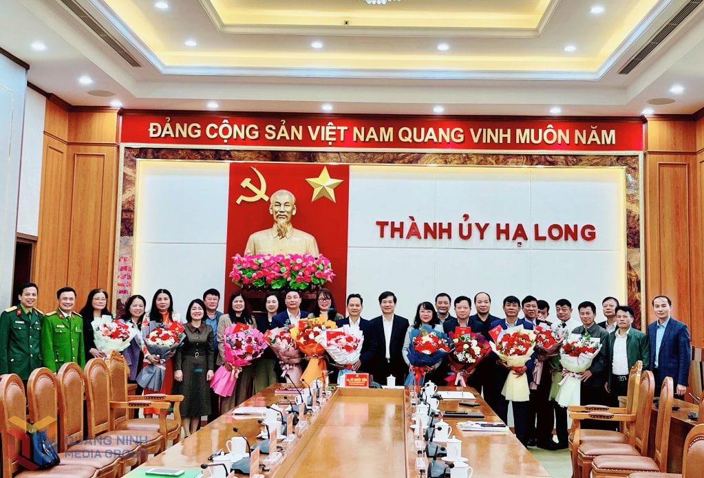 Các đồng chí Ban Thường vụ Thành uỷ Hạ Long tặng hoa 12 đồng chí có đơn xin nghỉ hưu trước tuổi (Ảnh: Báo Quảng Ninh)