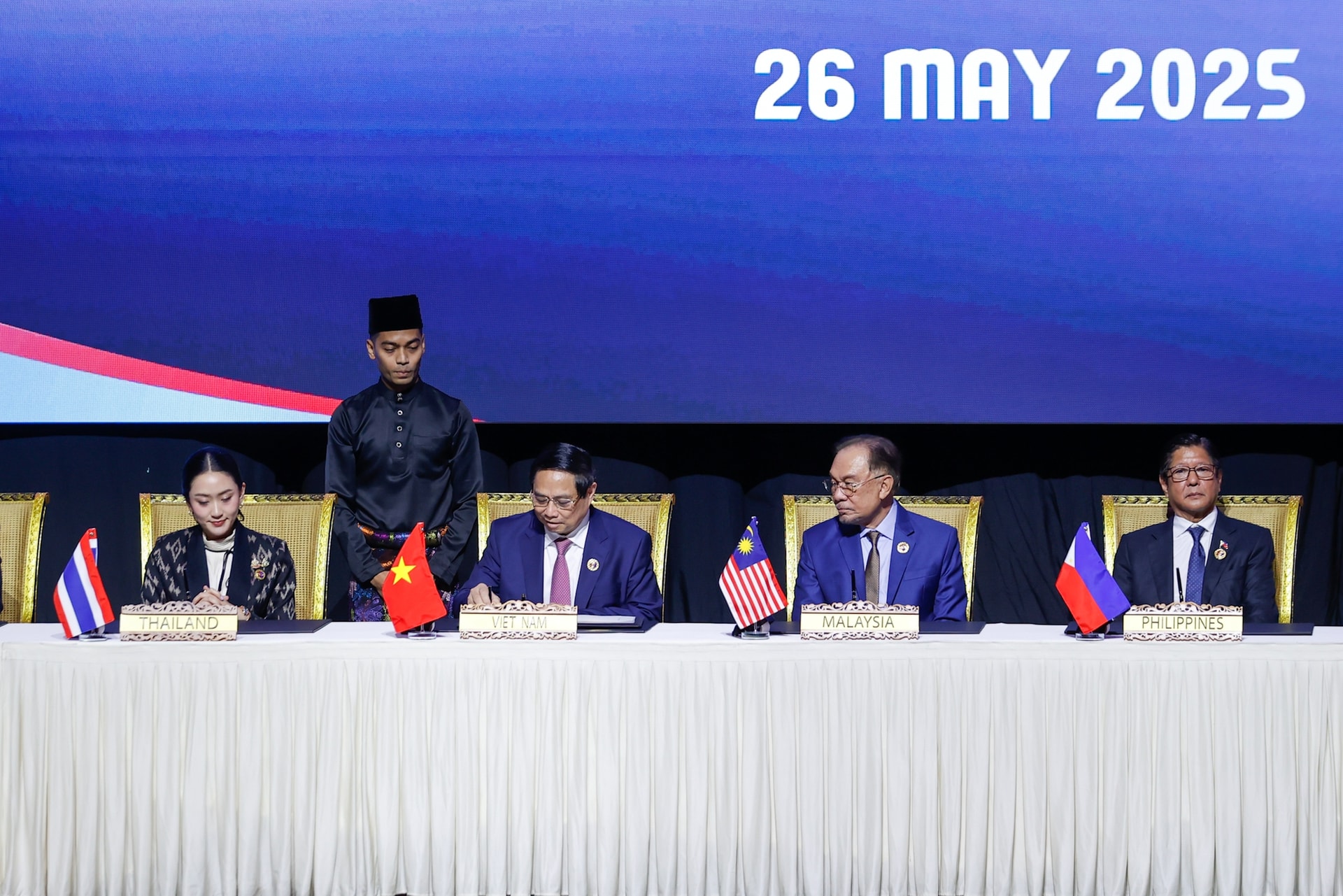 Thủ tướng cùng các nhà lãnh đạo ký Tuyên bố 'ASEAN 2045: Tương lai chung của chúng ta'- Ảnh 1. Thủ tướng cùng các nhà lãnh đạo ký Tuyên bố 'ASEAN 2045: Tương lai chung của chúng ta'- Ảnh 1.