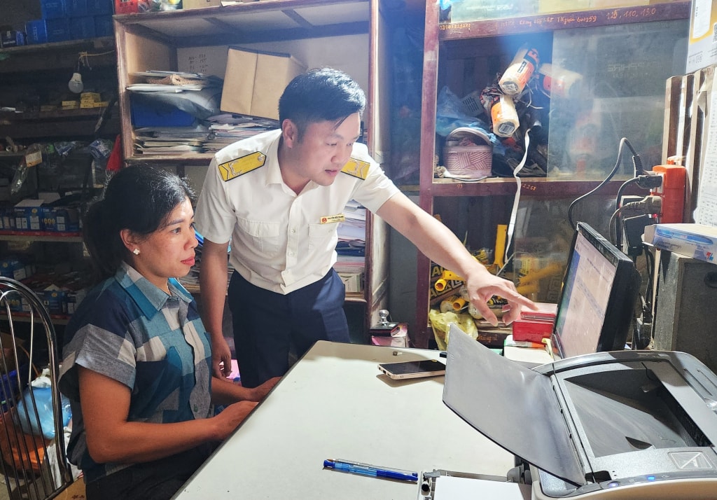 Công chức ngành thuế tuyên truyền hướng dẫn hộ kinh doanh thực hiện hoá đơn điện tử