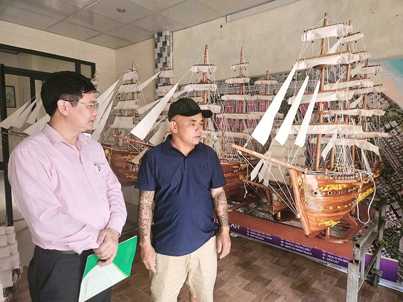 Nhờ nguồn vốn vay chính sách, anh Dương Quang Hương ở xã Nhân Trạch có cơ hội để đầu tư phát triển mô hình chế tác tàu thuyền