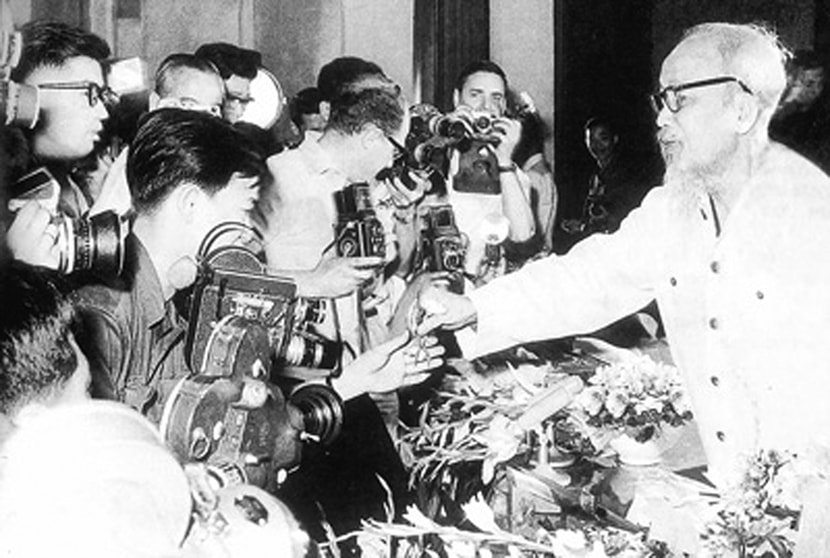bác hồ nhà báo cách mạng