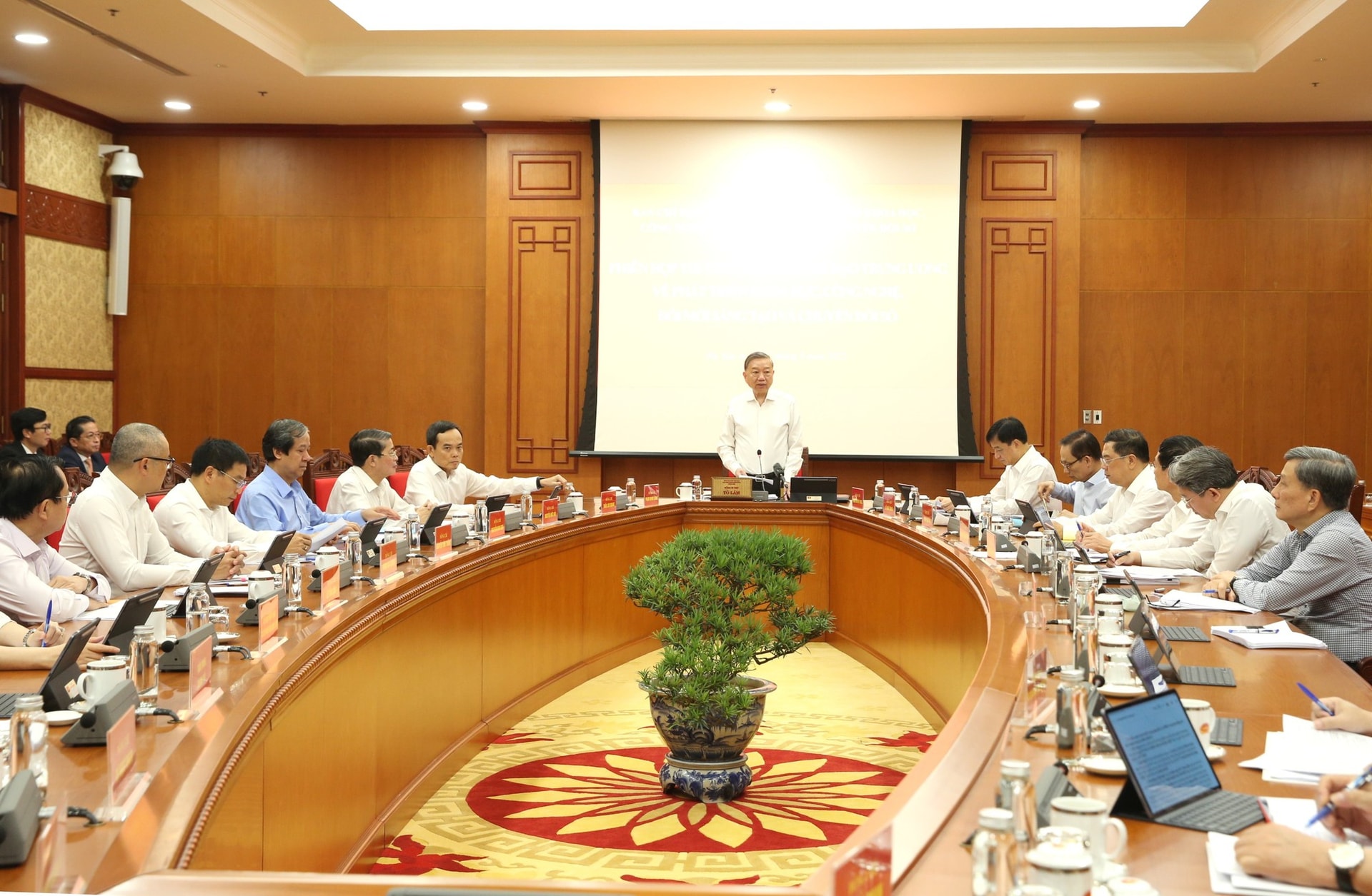 Tháo gỡ các điểm nghẽn, tạo xung lực cho phát triển khoa học công nghệ, chuyển đổi số- Ảnh 3. Tháo gỡ các điểm nghẽn, tạo xung lực cho phát triển khoa học công nghệ, chuyển đổi số- Ảnh 3.