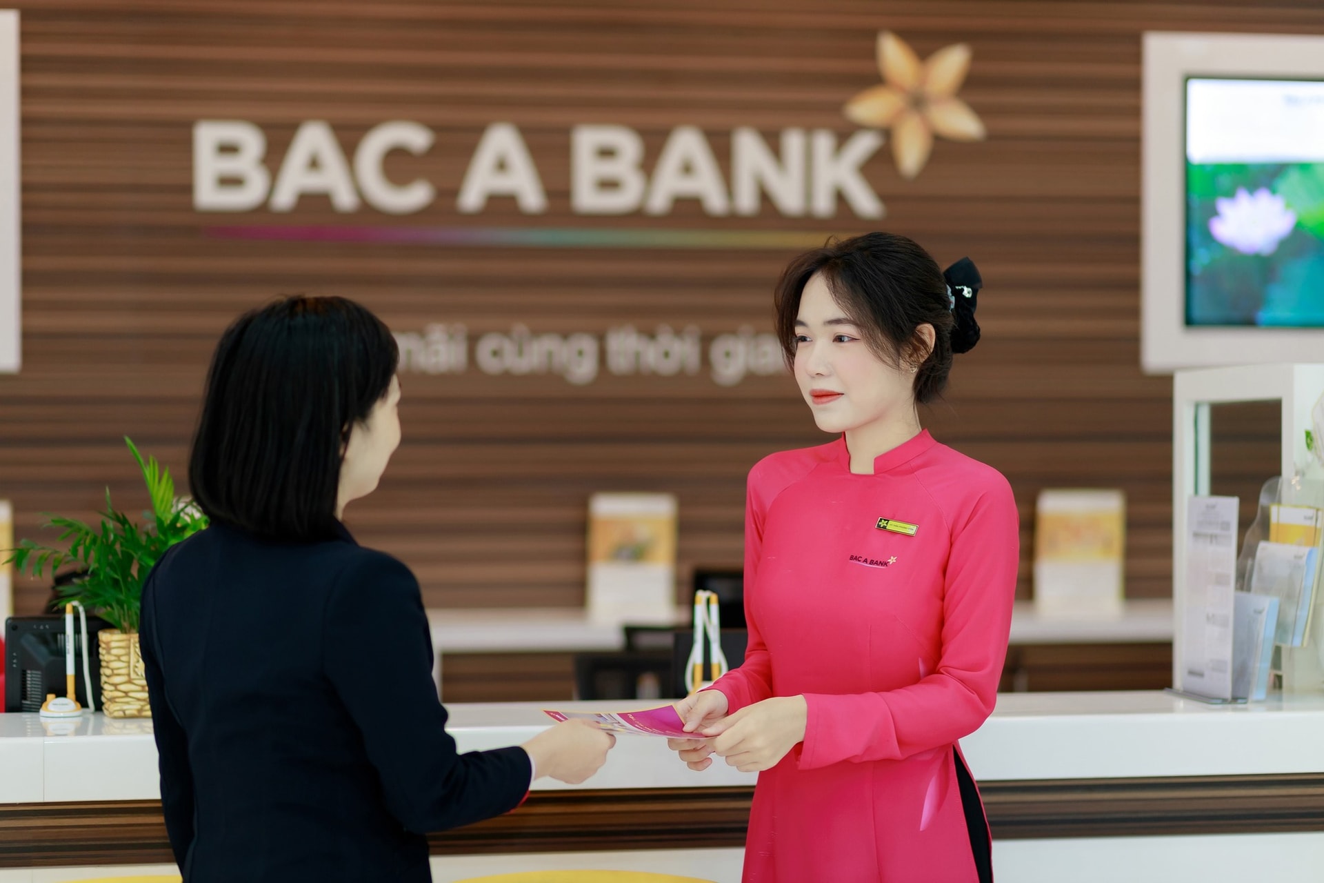 Copy of Hinh anh giao dich tai quay
