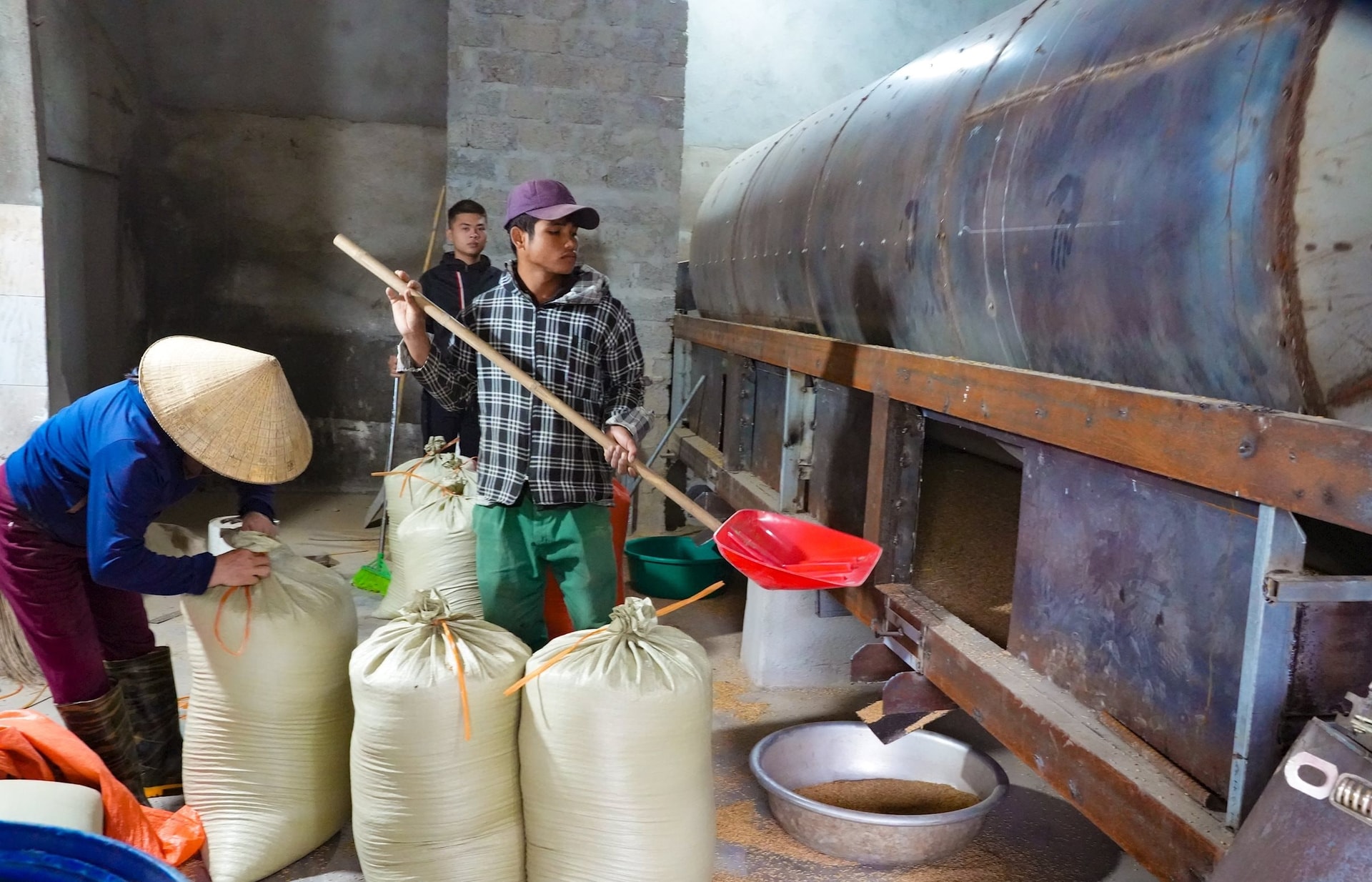 Người dân huyện Nam Đàn phấn khởi khi trên địa bàn có máy sấy lúa, giúp bảo quản nông sản sau thu hoạch, đồng thời, nâng chất lượng gạo