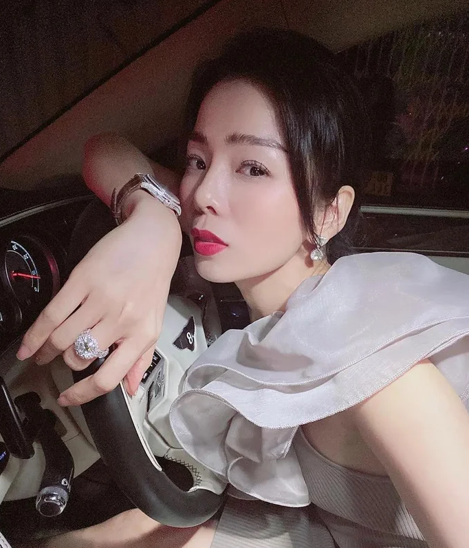 Những viên kim cương khủng được nữ ca sĩ đăng tải trong tấm ảnh