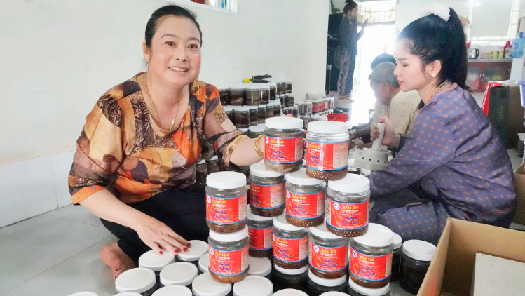Gia đình chị Lê Thị Hết - chủ cơ sở sản xuất mắm Tám Dô, ấp Đường Lác, xã Ngọc Thuận (Giồng Riềng) đóng gói sản phẩm mắm Tám Dô để giao hàng theo đơn đặt trực tuyến (1)