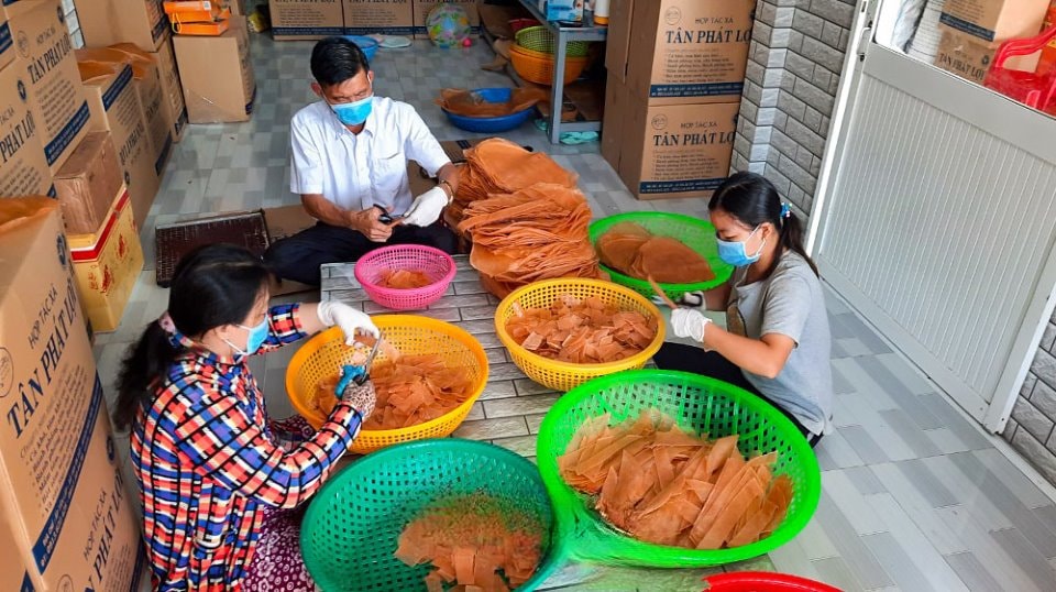 HTX Tân Phát Lợi, xã Tân Ân Tây , huyện Ngọc Hiển, thực hiện công đoạn cắt bánh phồng tôm chuẩn bị giao khách hàng ngoài tỉnh