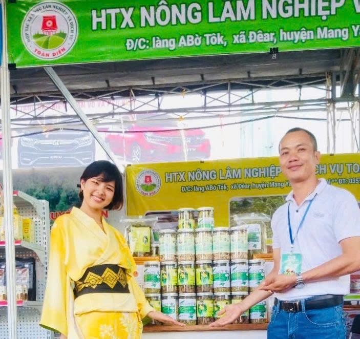 Ông Lê Sỹ Diện-Giám đốc Hợp tác xã Nông lâm nghiệp và Dịch vụ Toàn Diện thường xuyên đưa các sản phẩm của HTX tham gia các sự kiện kết nối cung cầu để tìm kiếm đầu ra về sản phẩm