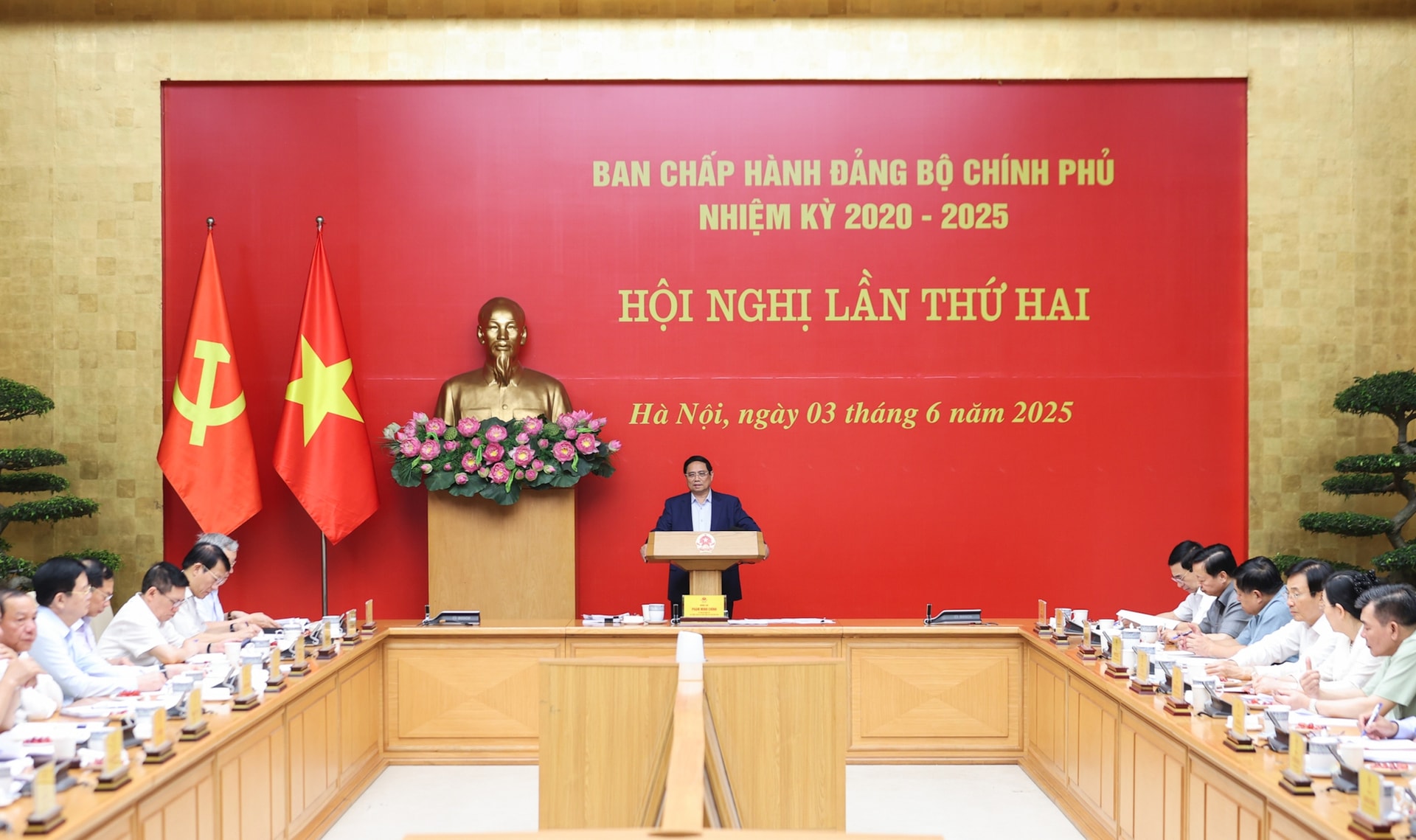Thủ tướng: Xác định mục tiêu tăng trưởng 2 con số, phát triển nhanh, xanh, bền vững- Ảnh 1. Thủ tướng: Xác định mục tiêu tăng trưởng 2 con số, phát triển nhanh, xanh, bền vững- Ảnh 1.