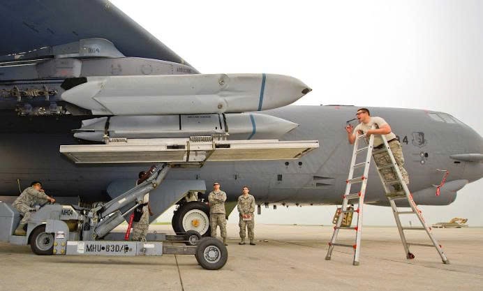 AGM-158 JASSM được trang bị trên máy bay ném bom