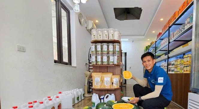 Anh Quân lựa chọn giống dưa ruột vàng, màu sắc bắt mắt giòn và ngọt