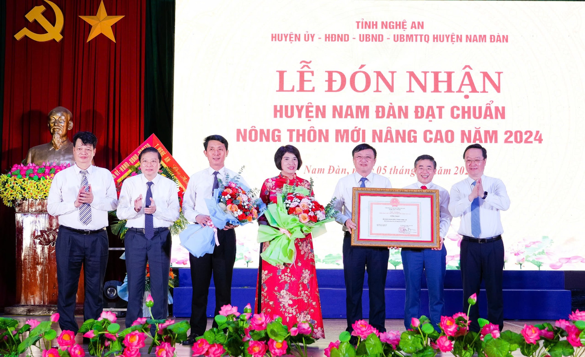 Bí thư Tỉnh ủy Nguyễn Đức Trung, Chủ tịch UBND tỉnh Lê Hồng Vinh và Phó Chánh Văn phòng NTM Trung ương Trần Nhật Lam trao Bằng công nhận huyện Nam Đàn đạt chuẩn NTM nâng cao và tặng hoa chúc mừng