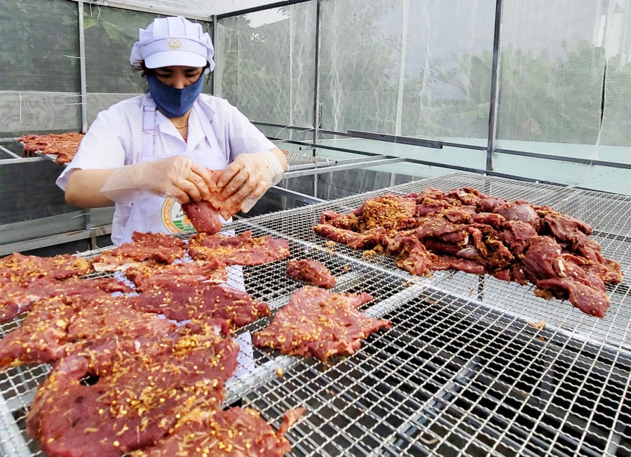 Hiện nay, cơ sở kinh doanh bò một nắng Ama Châu (thị trấn Phú Túc) có 3 sản phẩm OCOP 3 sao gồm bò một nắng, ba chỉ heo một nắng, gàu bò một nắng