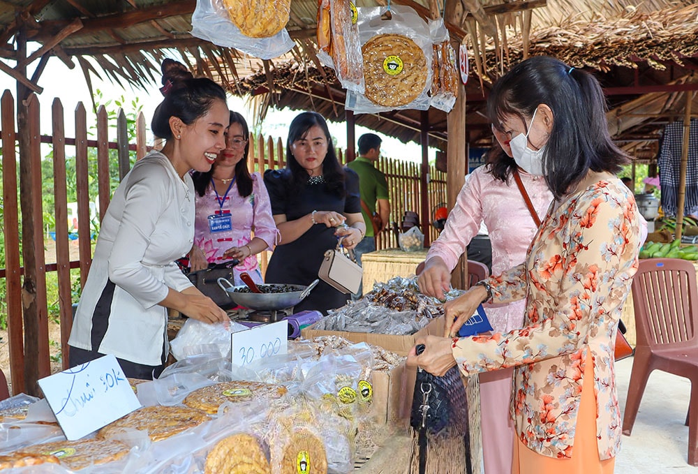 Sản phẩm của HTX được xúc tiến thương mại mạnh mẽ tại các hội chợ, đồng thời được quảng bá rộng rãi trên mạng xã hội nên ngày càng mở rộng thị trường tiêu thụ