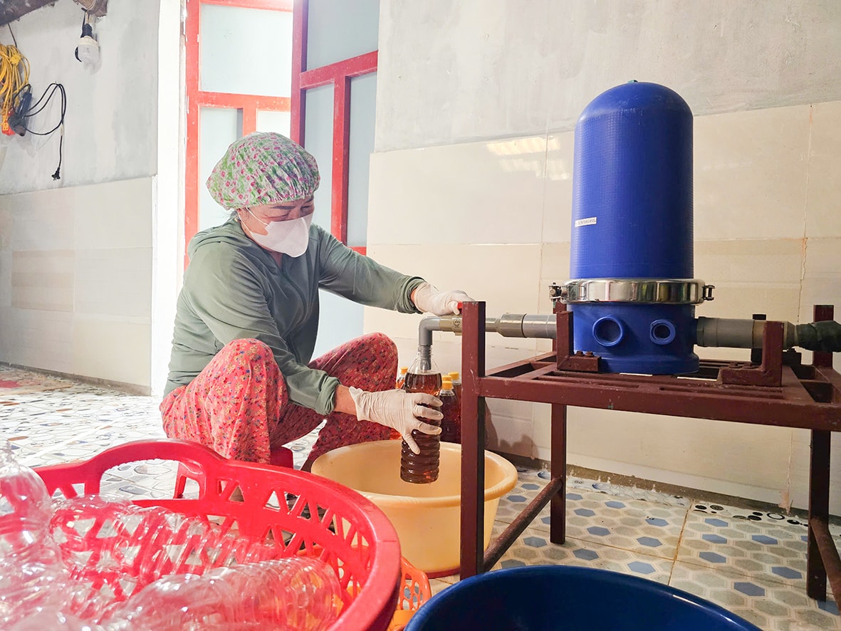 Bà Gái chiết nước mắm ra chai để giao hàng cho khách hàng