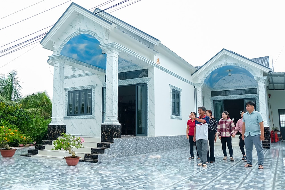 10 năm canh tác mô hình trồng bí trên đất ruộng, gia đình ông Ngô Văn Minh (người chỉ tay) đã có được nhà ở khang trang, cuộc sống khấm khá