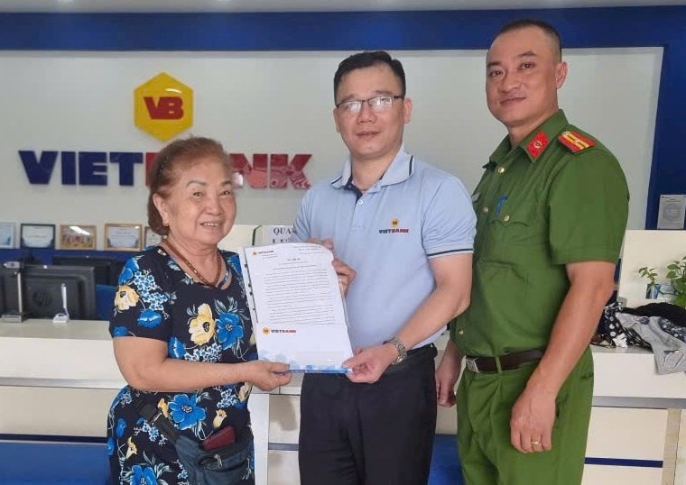 cụ bà nhận nhầm lương hưu