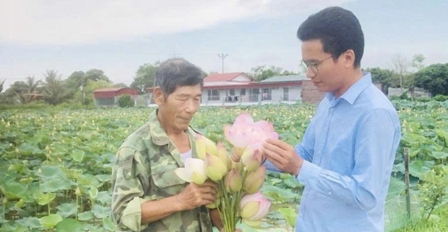 Anh Tạ Văn Soay (bên phải) thu hoạch hoa sen từ đầm sen tiền tỷ của mình